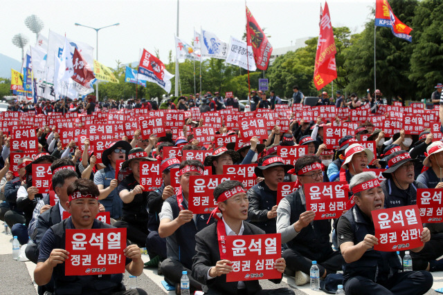 ▲ 7일 오후 전남 광양시 금호동 희망1길에서 한국노총 긴급 투쟁결의대회가 열리고 있다.연합뉴스