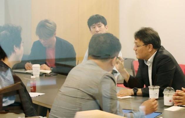 서울 강남구 모처에서 2019년 6월 14일 정경훈 국토부 교통물류실장(오른쪽)과 모빌리티 업계 대표 및 관계자들이 간담회를 하고 있다. 연합뉴스