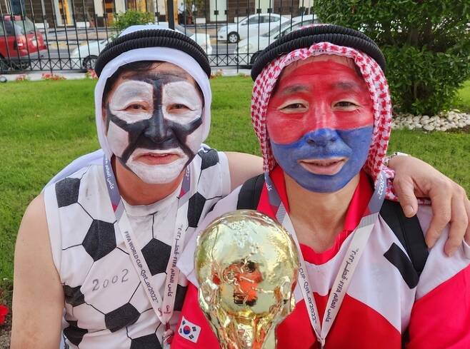 카타르 월드컵 당시 현지에서 응원을 마치고 응원단 동료와 기념사진을 촬영하고 있는 박용식 단장(오른쪽). 박용식 단장 제공