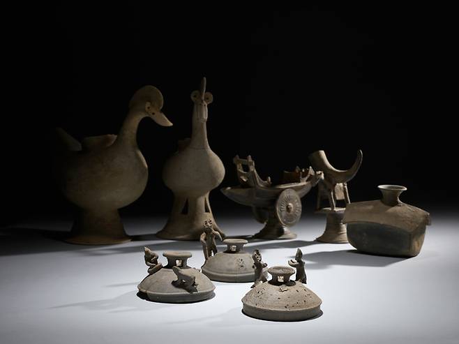 국립중앙박물관이 신라와 가야시대 상형토기, 토우장식 토기의 가치와 의미를 새롭게 조명하는 특별전을 열고 있다.  사진은 전시에 나온 갖가지 모양의 상형토기와 토우들이 장식된 토기 뚜껑들 모습이다. 국립중앙박물관 제공