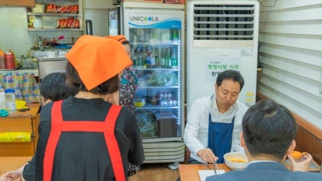 오세훈 서울시장이 7일 서울 중구 동자동 쪽방촌에 ‘동행식당’으로 지정된 한 분식집을 찾아 식사를 하고 있다. 오 시장 페이스북 캡쳐