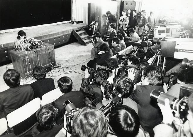 Kim attends a press conference in Seoul in this file photo dated June 15, 1988. (The Korea Herald DB)
