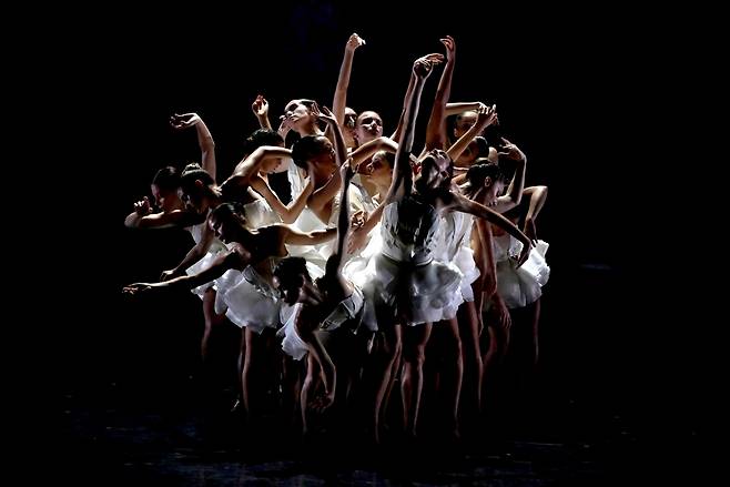 Angelin Preljocaj's "Swan Lake" (LG Arts Center)