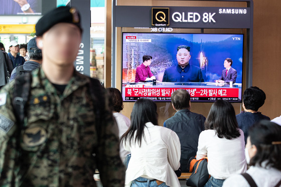 News on Seoul Station’s TV shows images of North Korean missiles in the past on Wednesday. North Korea launched what it claims to have been a reconnaissance satellite at 6:29 a.m. [NEWS1]