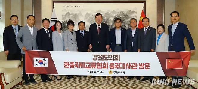 강원도의회 한중의원 국제교류협회(회장 원제용)는 7일 주한중국대사관에서 싱하이밍(邢海明) 대사와 면담을 갖고 도의회와 중국지방의회와의 국제교류 재개를 위한 협조를 요청했다. (강원도의회 제공)