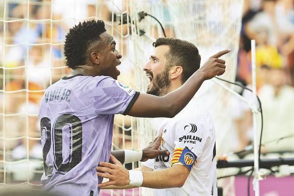 레알 마드리드의 비니시우스 주니오르(왼쪽)가 지난달 22일(한국시간) 발렌시아 메스타야 스타디움에서 열린 발렌시아와의 경기 도중 골문 뒤편에 앉아 인종차별을 하는 홈 관중과 언쟁을 벌이고 있다. AP뉴시스