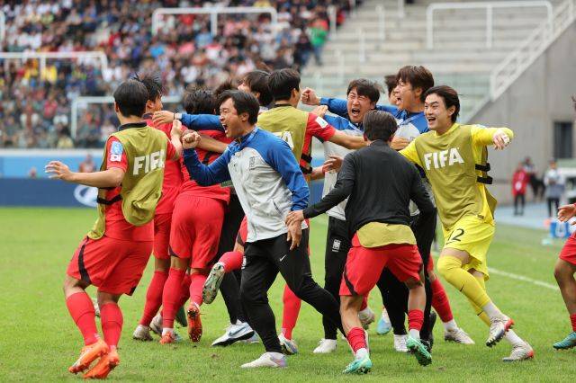 한국 20세 이하(U-20) 남자 축구대표팀의 김은중 감독과 코칭스태프, 선수들이 4일(현지시간) 아르헨티나 산티아고 델에스테로 스타디움에서 나이지리아와 가진 2023 국제축구연맹(FIFA) U-20 월드컵 8강전에서 환호하고 있다. 연합뉴스