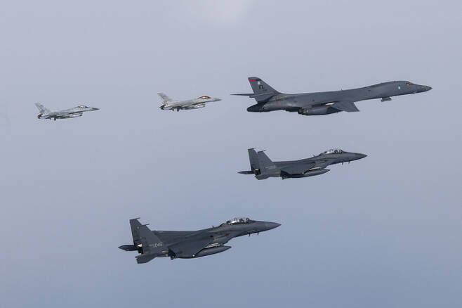 한미 공군이 지난 3월 3일 한반도 서해 및 중부내륙 상공에서 우리측 F-15K·KF-16 전투기와 미측 B-1B 전략폭격기가 참여한 가운데 연합공중훈련을 실시하고 있다. [사진제공=국방부]