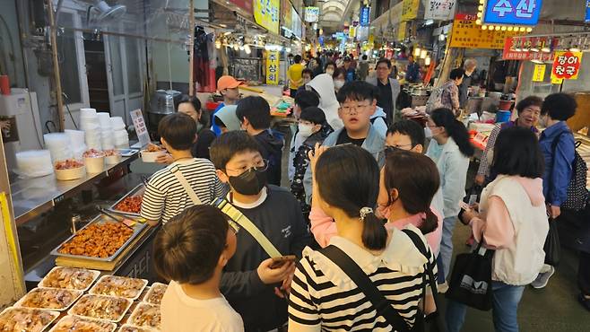 학생들이 전통시장을 찾아 체험하는 모습./사진제공=부산교육청