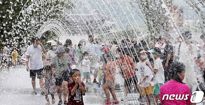 전국적으로 30도 안팎의 무더위가 이어진 가운데 21일 오후 서울 광화문광장 분수대를 찾은 시민들이 더위를 식히며 즐거운 휴일을 보내고 있다. /사진=뉴스1
