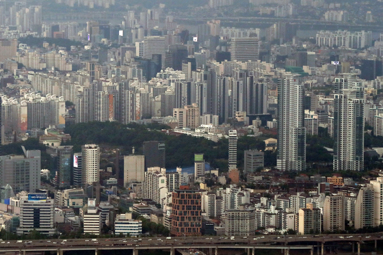 (서울=뉴스1) 민경석 기자 =사진은 10일 서울 송파구 롯데월드타워 서울스카이에서 바라본 강남구 일대 아파트 단지 모습. 2022.6.10/뉴스1