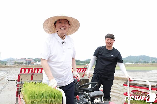 (서울=뉴스1) 오대일 기자 = 윤석열 대통령이 7일 충남 부여군 임천면 '꿈에영농조합법인'의 모내기 작업 현장을 방문해 모내기를 체험하며 활짝 웃고 있다. (대통령실 제공) 2023.6.7/뉴스1  Copyright (C) 뉴스1. All rights reserved. 무단 전재 및 재배포 금지.