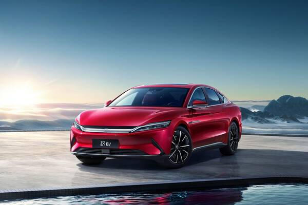 리튬 인산철 배터리 기반의 전기차 BYD 한 사진 BYD