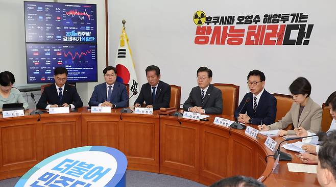 민주당 이재명 대표와 박광온 원내대표가 5일 국회에서 당 최고위를 하고 있다. [연합]