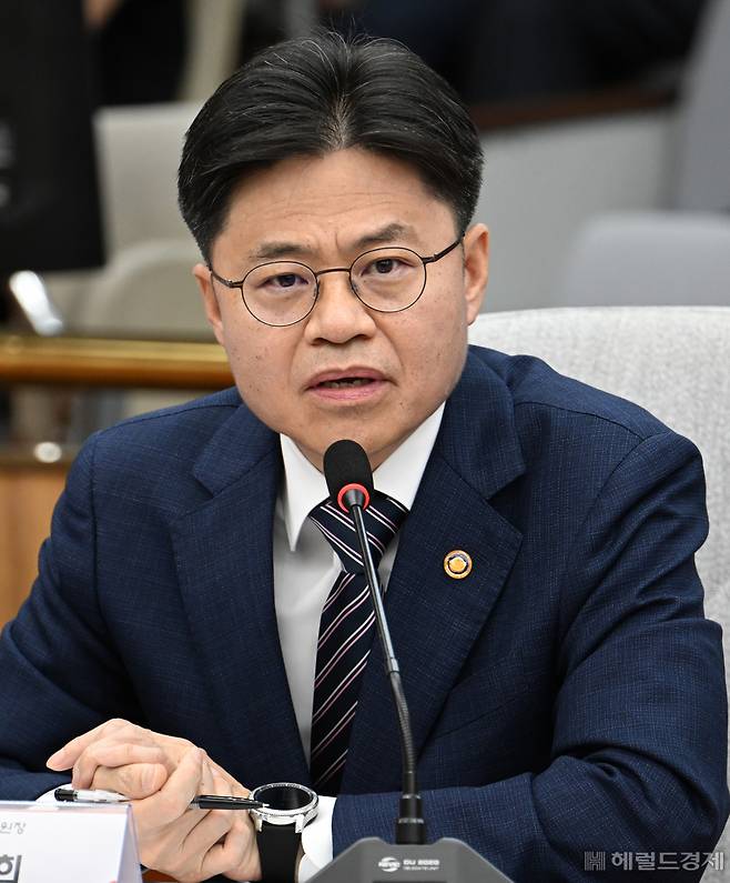 유국희 원자력안전위원회 위원장이 7일 서울 영등포구 여의도 국회의사당 본청에서 열린 국민의힘 우리바다 지키기 검증 TF 확대회의에 참석해 발언하고 있다. 임세준 기자