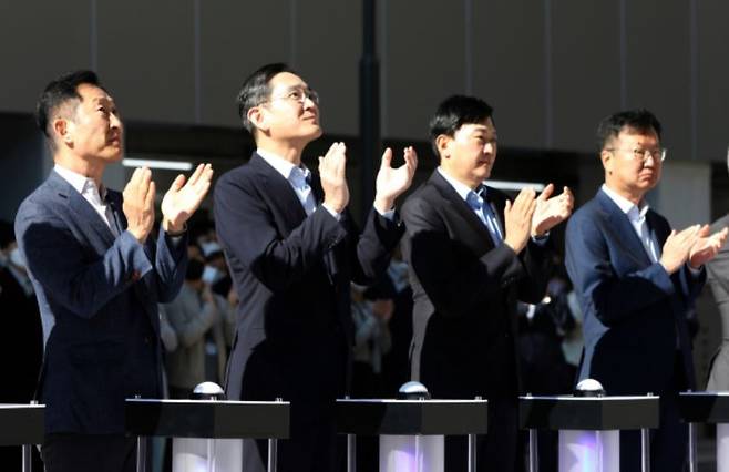 이재용(왼쪽에서 두 번째) 삼성전자 회장이 인천 연수구 삼성바이오로직스 송도캠퍼스에서 열린 삼성바이오로직스 제4공장 준공식에 참석해 준공 상황을 바라보고 있다. [삼성전자 제공]