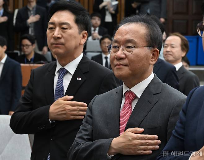 김기현(왼쪽) 국민의힘 당대표와 윤재옥 원내대표가 7일 서울 영등포구 여의도 국회의사당 본청에서 열린 국민의힘 확대당직자회의에 참석해 회의 시작 전 국기에 대한 경례를 하고 있다. 임세준 기자