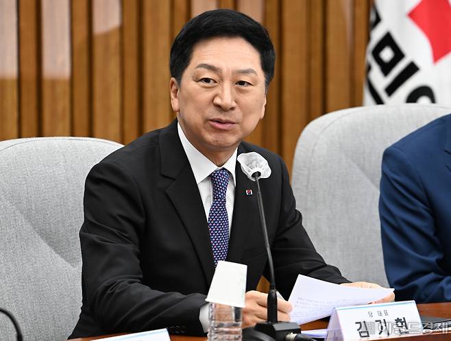 김기현 국민의힘 당대표가 7일 서울 영등포구 여의도 국회의사당 본청에서 열린 국민의힘 확대당직자회의에 참석해 발언하고 있다. 임세준 기자