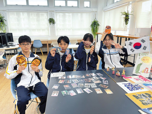 무광영어학교의 학생들이 한국 문화에 대한 사랑을 표현하고 있다. 나오미 응 기자