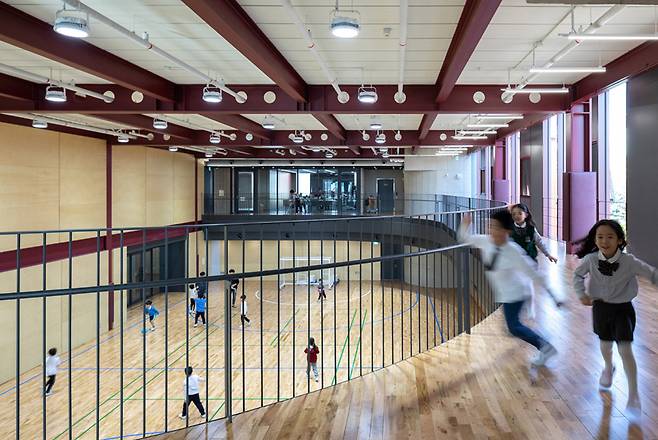 ‘다니엘학교’ 트랙에서 뛰노는 학생들[사진=김재경 건축사진 전문 사진작가]