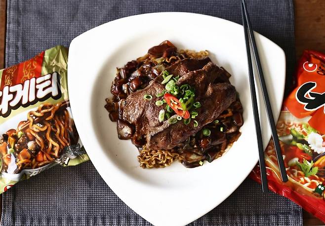 아카데미 영화상 4관왕에 빛나는 기생충이 세계적인 인기를 끌자, 영화속 짜파구리가 룸서비스로 제공되기도 했다.