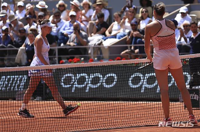 [파리=AP/뉴시스] 엘리나 스비톨리나(우크라이나)가 6일(현지시간) 프랑스 파리의 스타드 롤랑가로스에서 열린 프랑스오픈 테니스대회 여자 단식 8강전을 마친 뒤 악수 기다리는 아리나 사발렌카(벨라루스)를 지나치고 있다. 2023.06.06
