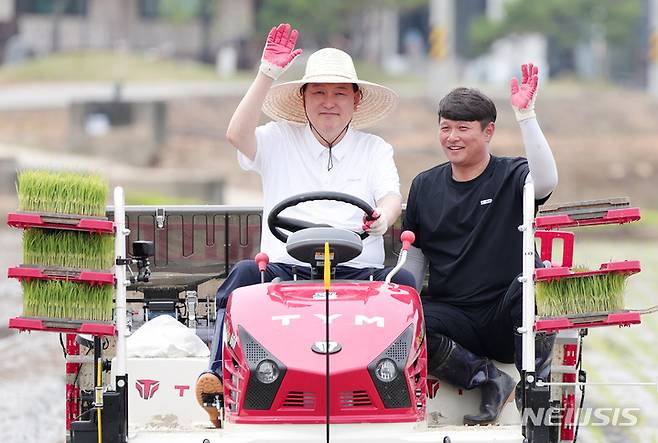 [서울=뉴시스] 윤석열 대통령이 7일 충남 부여군 임천면 꿈에영농조합법인 모내기 현장을 방문해 자율주행 이앙기를 시승하고 있다. (사진=대통령실 제공) 2023.06.07. photo@newsis.com
