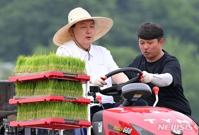 [서울=뉴시스] 윤석열 대통령이 7일 충남 부여군 임천면 꿈에영농조합법인 모내기 현장을 방문해 자율주행 이앙기를 시승하고 있다. (사진=대통령실 제공) 2023.06.07. photo@newsis.com