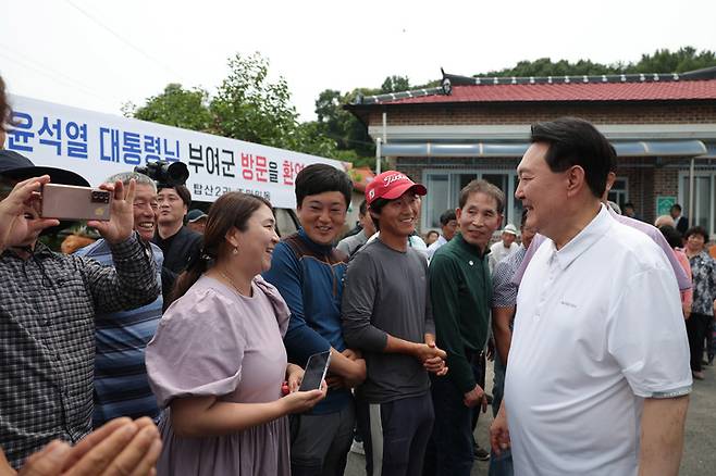 [서울=뉴시스] 윤석열 대통령이 7일 충남 부여군 임천면 꿈에영농조합법인을 방문해 모내기를 마친 뒤 주민들과 인사하고 있다. (사진=대통령실 제공) 2023.06.07. photo@newsis.com *재판매 및 DB 금지