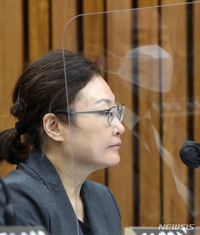 [서울=뉴시스] 고범준 기자 = 박희영 용산구청장이 지난 1월6일 오전 서울 여의도 국회에서 열린 용산 이태원 참사 진상규명과 재발방지를 위한 국정조사 특별위원회 2차 청문회에서 의원 질의를 듣고 있다. 2023.01.06. bjko@newsis.com