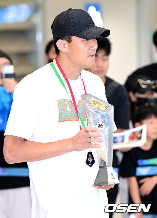 [OSEN=인천공항, 최규한 기자] ‘세리에A 올해의 수비수상’을 받은 김민재(27, 나폴리)가 시즌을 마치고 6일 오후 인천공항을 통해 귀국했다.김민재가 귀국하며 팬들과 취재진을 향해 인사하고 있다. 2023.06.06 / dreamer@osen.co.kr