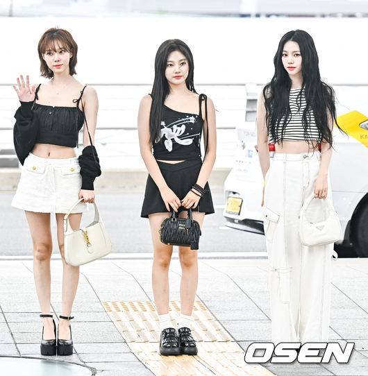 [OSEN=인천공항, 박준형 기자] 걸그룹 에스파가 7일 오전 인천국제공항을 통해 미국 양키스스타디움에서 진행되는 뉴욕 양키스와 시카고 화이트 삭스 메이저 경기 시구 참석차 미국 뉴욕으로 출국했다.  에스파 윈터와 닝닝, 카리나가 출국장 이동에 앞서 포즈를 취하고 있다. 2023.06.07 / soul1014@osen.co.kr