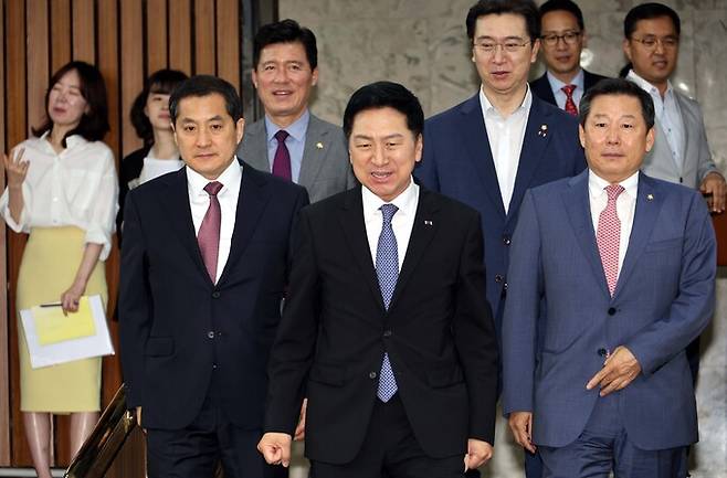 7일 국민의힘 김기현 대표가 확대당직자회의에 참석하기위해 회의장으로 입장하고 있다.