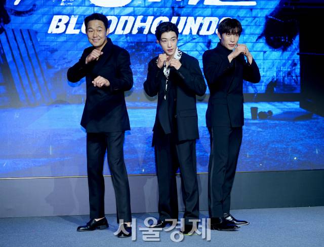 배우 박성웅, 우도환, 이상이가 7일 오전 서울 마포구 호텔 나루 서울 엠갤러리에서 진행된 넷플릭스 시리즈 ‘사냥개들’(각본/연출 김주환) 제작발표회에서 포즈를 취하고 있다. 김규빈 기자