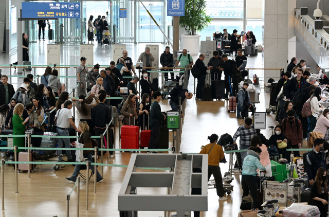 엔데믹에 따른 일상 회복이 본격화된 가운데 지난 4월 인천국제공항 제1터미널 출국장이 여행을 떠나려는 이용객들로 붐비고 있다. 서울경제DB