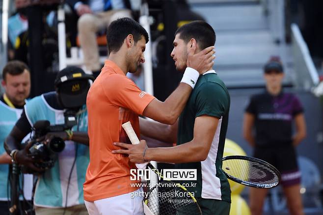 ▲ 2022년 ATP 투어 마드리드오픈에서 경기를 마친 뒤 서로 격려하는 노바크 조코비치(왼쪽)와 카를로스 알카라스