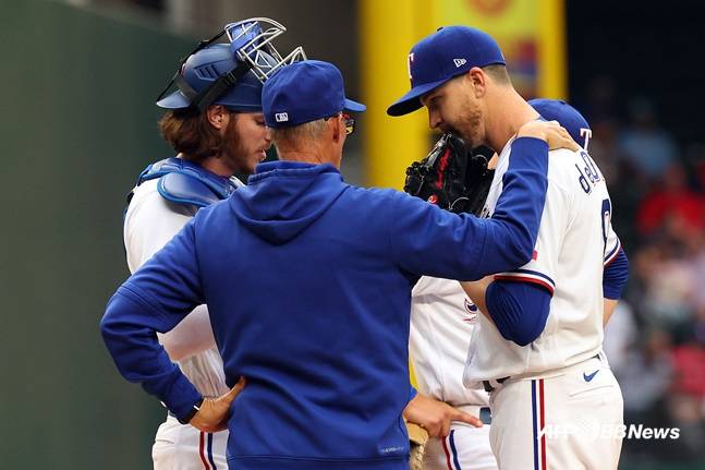 코칭스태프와 대화를 나누는 제이콥 디그롬(맨 오른쪽). /AFPBBNews=뉴스1