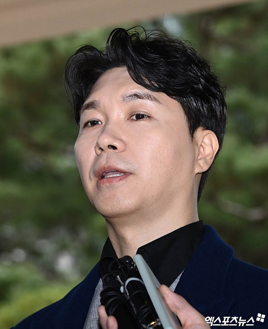 The former manager of the Seoul National League West District Court, Park Soo-hong, came out with Innocent Witness at the trial.At 3 p.m. on the 7th, the 11th Criminal Settlement Division of the Seoul National League West District Court held the 6th Trial against Park Soo-hong Brother and his wife, who were indicted for violating the Seizure Act on Aggravated Punishment, etc. of Specific Economic Crimes.A total of three Innocent WitnessNewspapers followed the trial, with the Park Soo-hong Brother couple present.Mr. A, who first appeared in the Newspaper, said, I know Brother Park as a company director in the Prosecution Newspaper. He worked as Park Soo-hongs manager from 2007 to 2015.I picked up Park Soo-hong for broadcasting activities and waited. I know Sean Gelael and Media Boom, I was part of Media Boom, I knew Sean Gelael as a wedding vendor.I have never borrowed Bringing Out the Dead from Sean Gelael, he said. I have lent my bankbook to the director (Mr. Mo) asking me to borrow it. I also gave my card and password.I did not know where it was used, but I was in a difficult situation, and I gave it without any doubt because it helped me a lot. I just thought I should be loyal. I received a salary from Bringing Out the Dead at Media Boom, but I received it in another account and there was no delay, he said. The manager was alone in the company, and the rest was Cody.Cody was one or two people, and Codys name is not Memory, and I was the only Media Boom employee. He also said he did not know when he listed the names mentioned as his employees.Park Soo-hong is well-known, so Im getting a call from him. Ive seen him send presents to broadcast watchers at the end of the year, but Ive never seen him treat himself to a meal or send presents separately, A said.Park Soo-hong used the card and I paid for it. I have never used cash because I have my wallet.I do not have to spend cash, he said. I have never been to Park Soo-hong and World Bank, so I do not know World Bank.I remember that I was only listening when I talked to Mr. Mo for tax purposes. In Mr. Parks Newspaper Against The Attorney, Mr. A replied, Have you ever been to a nightclub frequented by Park Soo-hong?However, I was surprised at the question while I was asked about whether I enjoyed the night access or how I paid for it.Mr. A said, Mr. Park Soo-hong has always saved a lot of money. He said that he should save his house because he is saving his house. He told me not to buy expensive things.So I ate a lot of jajangmyeon and seolleongtang, he said. He had a foreign exchange World Bank card. He said he had to spend it on his card because of tax problems.In an additional Newspaper, Mr. A said, I do not know if Park Soo-hong carries cash separately. There is only one card that can be used in his wallet. Cash was led once or twice a week.Lead cash was mainly given to me to use for taxi fare. It was about 30 ~ 50 thousand won, and there was not a Lead of about 1 million won. I mainly led at the station ATM.Meanwhile, Mr. and Mrs. Park are accused of seizing a total of 6.17 billion won, including personal funds from Park Soo-hong, in the process of managing Park Soo-hong for 10 years from 2011 to 2021.However, Mr. Mo acknowledges some charges against his allegations, but denies most of the allegations of seizure, including the use of corporate cards and the payment of false employee benefits.Photograph: DB