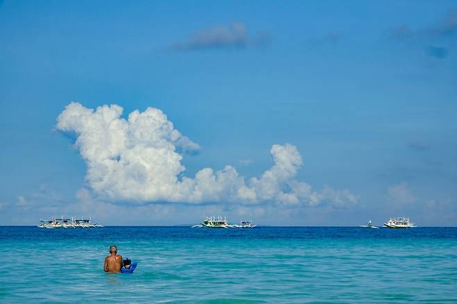 '화이트 해변'에서 해수욕 즐기는 할아버지와 손자 [사진/백승렬 기자]