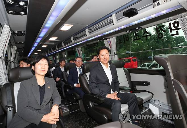 '수소버스에 몸을 싣고' (서울=연합뉴스) 이지은 기자 = 7일 오후 서울시청에서 열린 '수소모빌리티 선도도시 서울' 업무협약 및 시승식에서 오세훈 서울시장과 한화진 환경부 장관, 추형욱 SK E&S 사장, 장재훈 현대차 사장, 이종호 티맵모빌리티 사장 등이 수소버스를 시승하고 있다. 이번 협력을 통해 서울시는 현재 인천공항에서 출발해 시내로 진입하는 경유 사용 공항버스 451대 중 70% 수준인 300여대를 2026년까지 수소버스로 전환할 계획이다. 2030년까지는 100% 전환을 마치는 것이 목표다. 2023.6.7 [공동취재] jieunlee@yna.co.kr