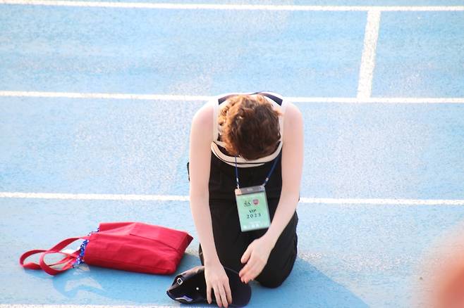 울산 서포터즈 향해 큰절 올리는 안나 [울산현대 팬 김기진씨 촬영·제공. 재판매 및 DB 금지]