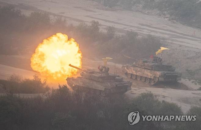 사격 시범 선보이는 K2전차 (포천=연합뉴스) 7일 경기 포천시 승진과학화훈련장에서 열린 2023 연합·화동 화력 격멸훈련에서 K2전차가 사격 시범을 보이고 있다. 2023.6.7 [사진공동취재단] photo@yna.co.kr