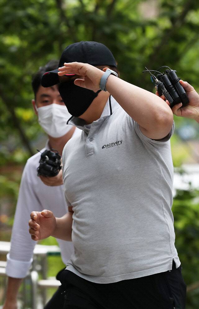 접촉사고 처리부터 하라며 구급차를 막아 응급환자를 사망에 이르게 했다는 논란의 당사자인 전직 법인택시기사 최모씨가 2020년 7월 24일 서울동부지법에서 열리는 영장실질심사에 출석하고 있다. (사진=연합뉴스)