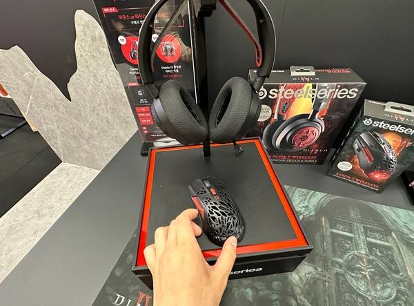 - 디자인도 예쁜데 직접 만져보니 일반 마우스랑 느낌이 조금 달랐습니다