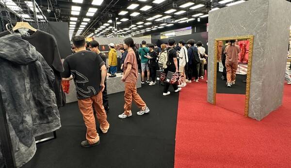 - 착용샷을 보고 싶다면 직원들이 입고 있어 보시면 바로 확인할 수 있습니다