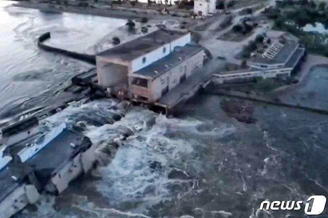 6일(현지시간) 러시아군이 점령하고 있는 우크라이나 헤르손주 노바카호우카에 있는 드니프로강의 카호우카 수력 발전소 댐이 파괴돼 물이 방류되고 있고 있는 모습이 보인다. 우크라이나와 러시아는 서로를 파괴의 배후로 지목하며 책임을 부인하고 있다. 2023.6.7 ⓒ AFP=뉴스1 ⓒ News1 우동명 기자