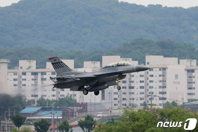 30일 오후 경기 평택시 주한미군 오산공군기지에 F-16 전투기가 착륙하고 있다.  2023.5.30/뉴스1 ⓒ News1 김영운 기자