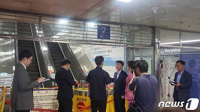 수내역 사고현장을 찾은 국민의힘 안철수 의원.