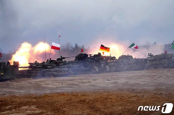 나토(NATO·북대서양조약기구) 증강대응군(Enhanced Forward Presence) 부대들이 16일(현지시간) 라트비아 아다지에서 '2022 아이언 스피어' 군사훈련에 참여하고 있다. 폴란드의 PT-91 트와디, 독일의 레오파드 2, 이탈리아의 아리에테 탱크 등의 무기가 보인다. 2022. 11. 16. ⓒ 로이터=뉴스1 ⓒ News1 최서윤 기자