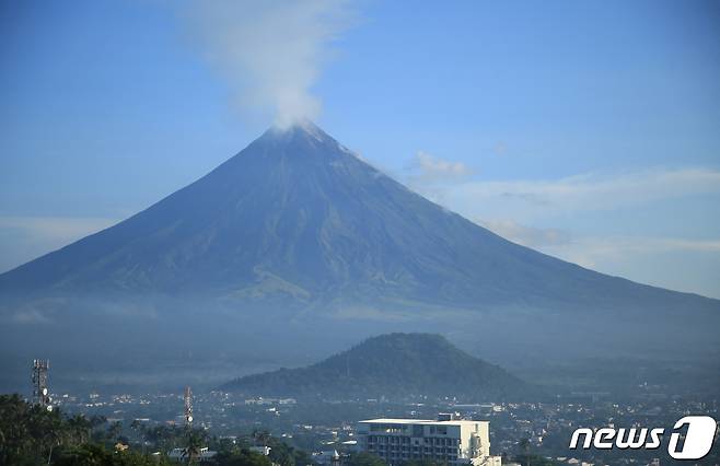 7일 (현지시간) 필리핀 알바이주 레가스피에 있는 마욘 화산이 폭발해 화산재를 분출하고 있다. 2023.6.8 ⓒ AFP=뉴스1 ⓒ News1 우동명 기자